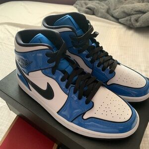 Jordan Men's Blue and White Sneakers
